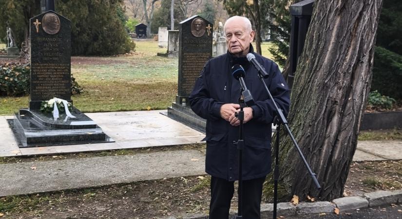 Harrach Péter: Az emlékezet egységet kovácsol - Megemlékezést tartott a KDNP a Fiumei úti sírkertben
