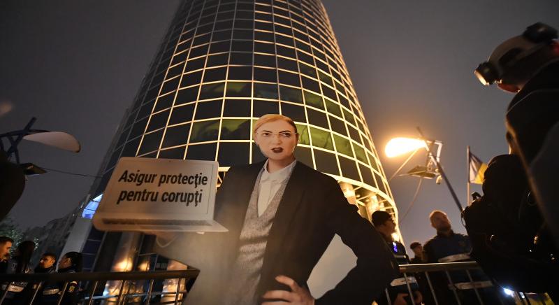 Lia Savonea lemondásáért skandáltak a bukaresti tüntetésen