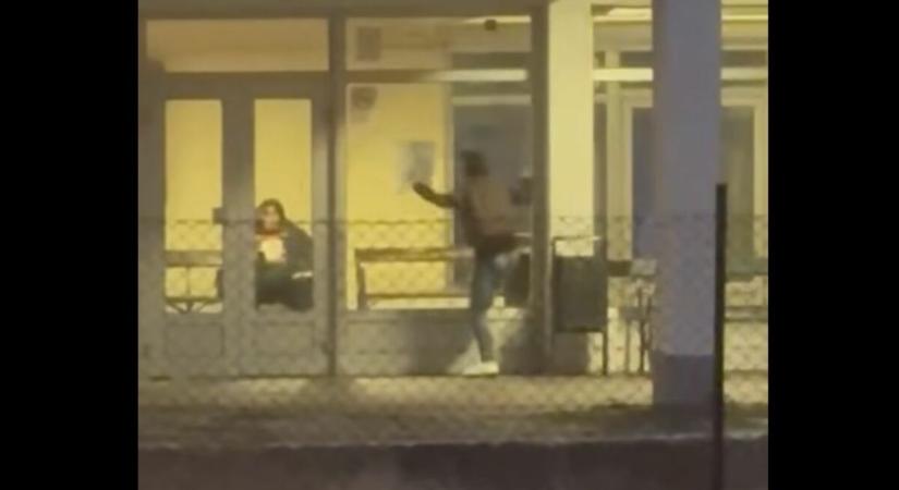 Szétrúgta a vasútállomás várótermét egy feldühödött nő Bicskén