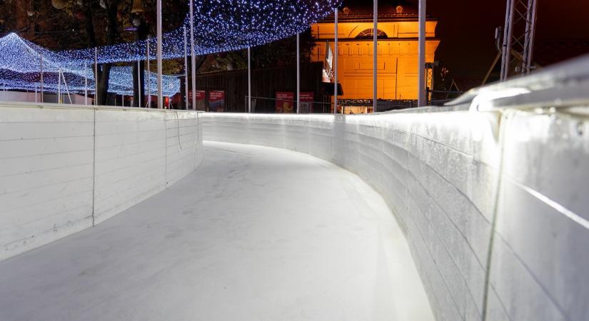 Jégpályával és -folyosóval, kézműves vásárral, finom falatokkal nyílt meg a karácsonyi vásár a Városháza Parkban