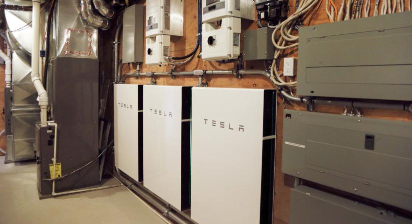 Tűzveszély miatt hívja vissza a Tesla a népszerű otthoni akkumulátorát