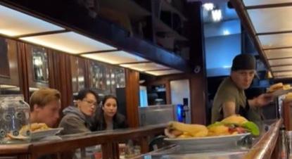 Szedvicsfutószalag-bárpult – A nap videója