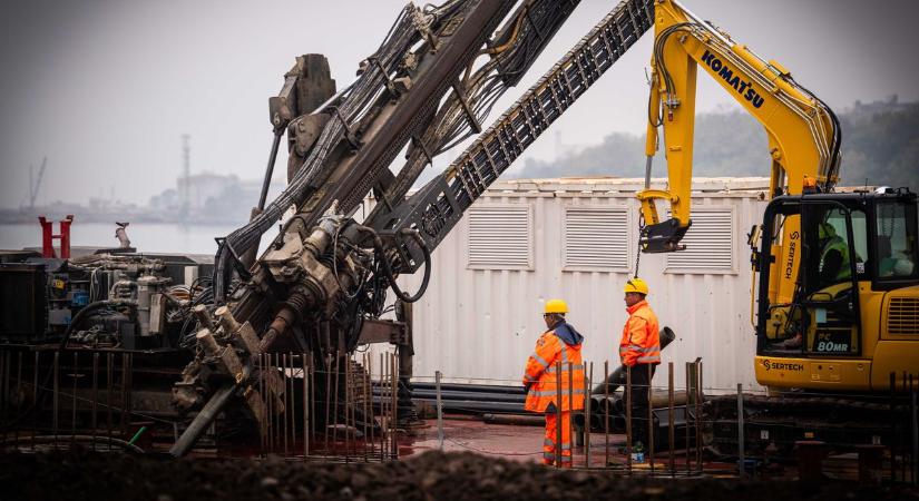 Gyorsan épül Magyarország új kikötője: brutális, amit megmozgatnak – feltöltik a tengert, csak így bírja majd a terhelést