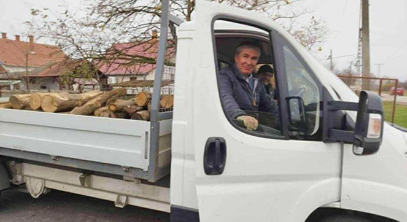 Bodó Sándor fideszes országgyűlési képviselő megmutatta, kinek kell hálálkodnia a bárándiaknak a szociális tűzifáért