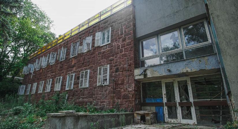 Ezt az elhagyatott balatoni üdülőt fokozatosan pusztítja el az idő vasfoga ( galéria)