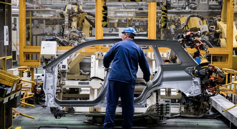 Törékeny láncokon gurul a világ – sosem látott kihívások fojtják az autógyártást