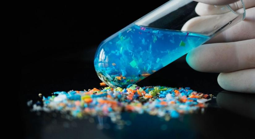 Minden korty számít: a palackos víz akár hússzor több mikroműanyagot juttathat a testünkbe!