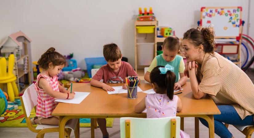 Az Orbán-kormány fél évre kifelejtette a kereszténységet az óvodai alapprogramból, most jött rá, hogy pótolni kellene