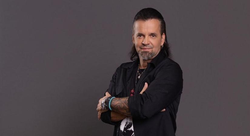 Hímes tojásként fogja újszülött kislányát a Tankcsapda 52 éves dobosa – Fotóval!