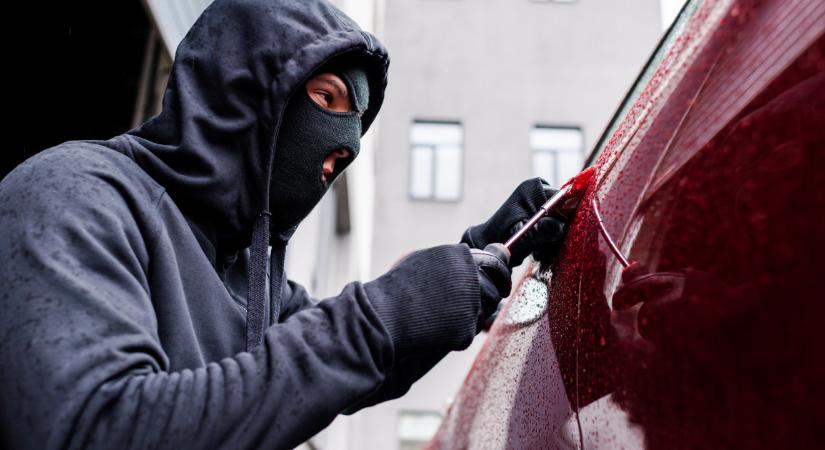 Új módszerekkel támadnak az autótolvajok, a tulajok sokszor óriási bakit követnek el