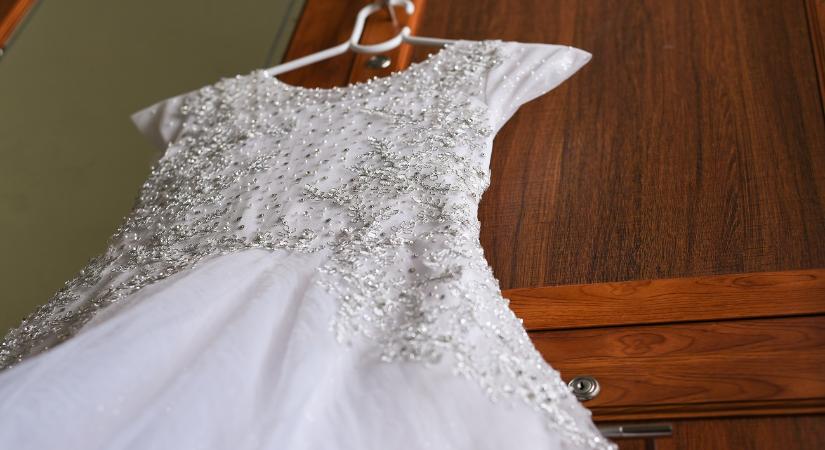 Elégette esküvői ruháját és az összes fotót, hogy lezárja a válást