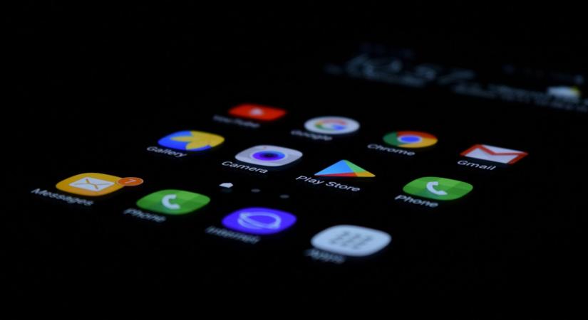 A Google mostantól nyilvánosan megszégyeníti az aksigyilkos alkalmazásokat