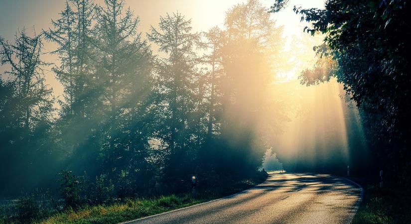 A napsütés és a köd viaskodik egymással