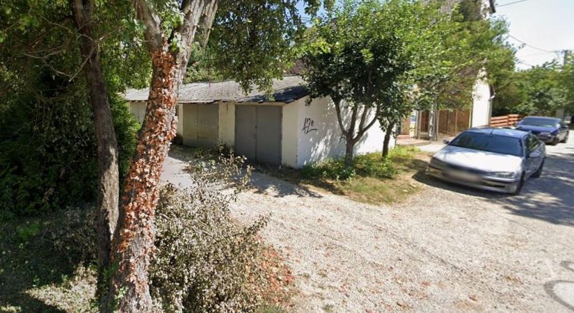 Elképesztő helyzet: mások kerítése miatt nem tudja használni a garázsát