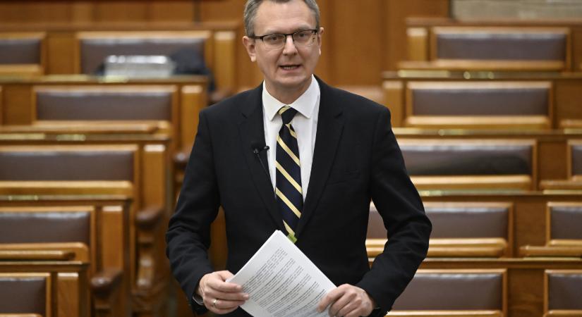 Rétvári Bence kedvenc teakeverékével ajándékozták meg az aszódi újszülötteket és szüleiket