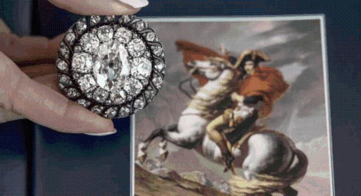 Brutális licitharcban vitték el Napóleon gyémántbrossát – 4,4 milliárd dollárért kelt el az ékszer