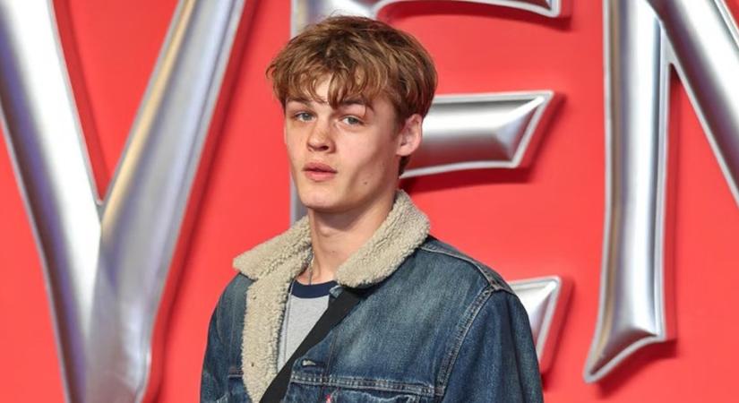 A képen látható jóképű 16 éves srác egy szuperhősmozi sztárjának a fia – Kitalálod, hogy ki az apukája?