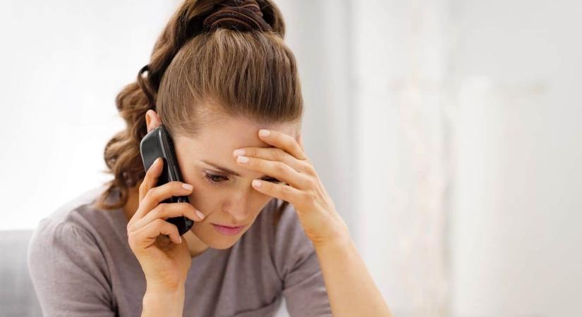 Azonnal tedd le a telefont, ha így szólnak bele – ez a csalók új trükkje