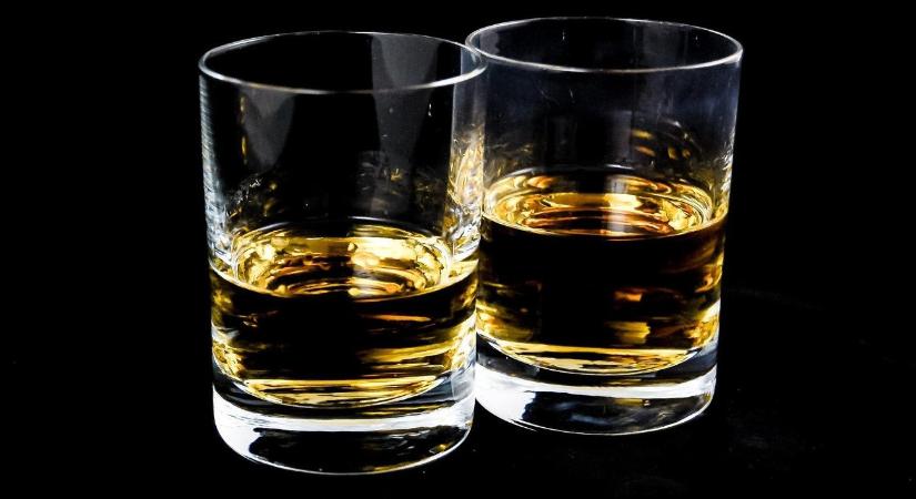 Kiütötte a feltört boltban iddogáló betörőt a zsákmányolt whisky, rendőrök ébresztették