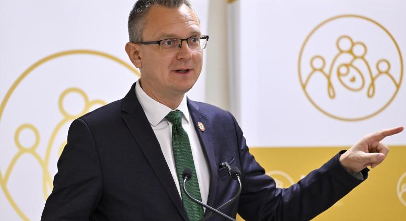 Rétvári Bence arcképével díszített teakeveréket kaptak ajándékba az aszódi újszülöttek