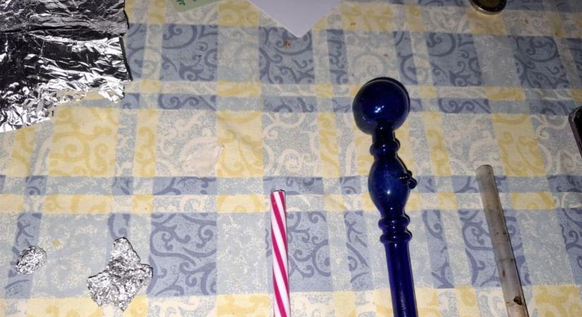 Az út közepén aludt a kormányra dőlve a bódult faddi drogárus (videóval)