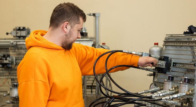 Jövőt építenek, tudást adnak – a Szegedi SZC Déri Miksa Műszaki Technikum a technológia jövőjére készít fel