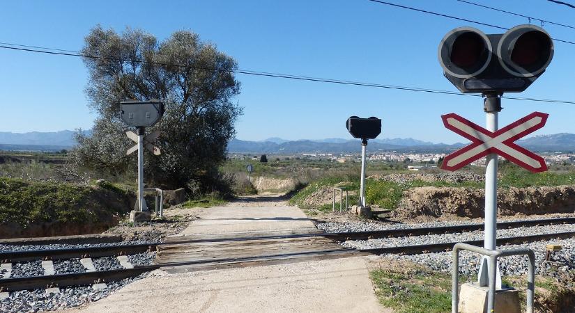 Tragédia a síneken: megrázó videón az öt fiatal halálát okozó szentmártonkátai vasúti baleset