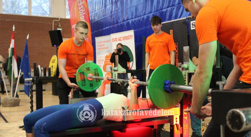 Éremmel tértek vissza hajdú-bihariak a fekvenyomó-bajnokságról