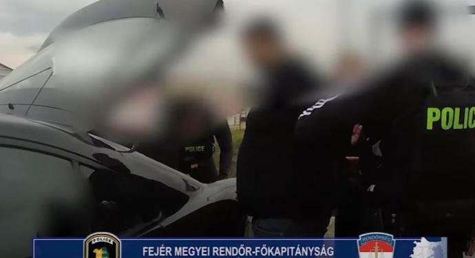 Videón hogyan kapták el a rendőrök a fehérvári túszejtős, fegyveres rablót