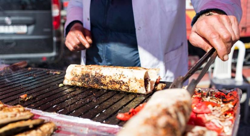 Meghalt egy anya és két gyermeke, miután egy utcai árusnál ettek - Az apa válságos állapotban van