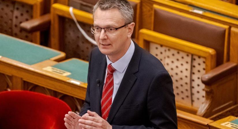 Rétvári Bence arcképével díszített teakeveréket kaptak az aszódi csecsemők és szüleik