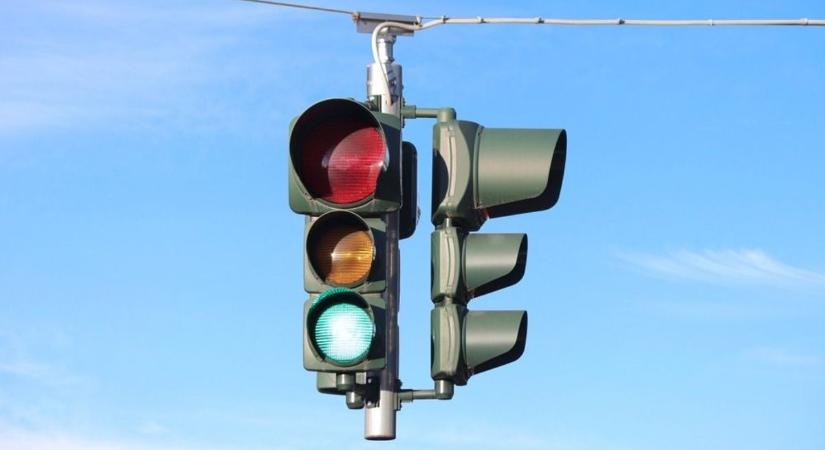 Szabadbattyáni lámpás kereszteződés: van-e megoldás a torlódásra?
