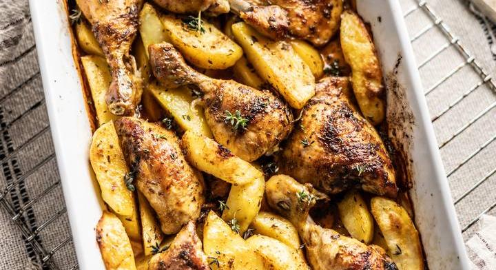 Tepsiben sült csirkecomb krumplival: fűszeres, szaftos és nagyon finom