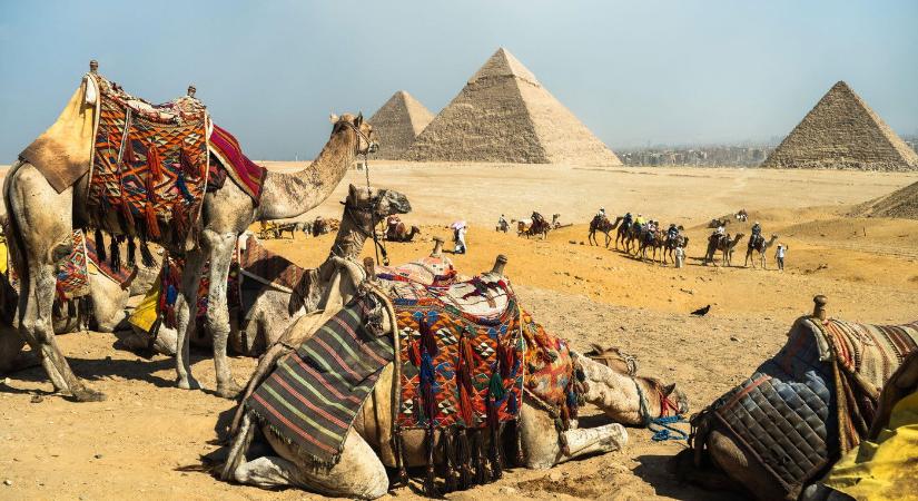 Döbbenetes repülőszörny jelent meg a gízai piramisok felett, az évezred egyik legjobb fotója készült el