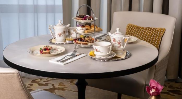 Szarvasgomba és kaviár jár a pogácsához, ehető arany pedig a kekszhez a Zsolnay Kávéházban