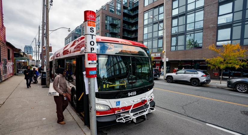 Egy kanadai férfi úgy gondolta, nagy poén, ha utasokkal együtt ellop egy buszt