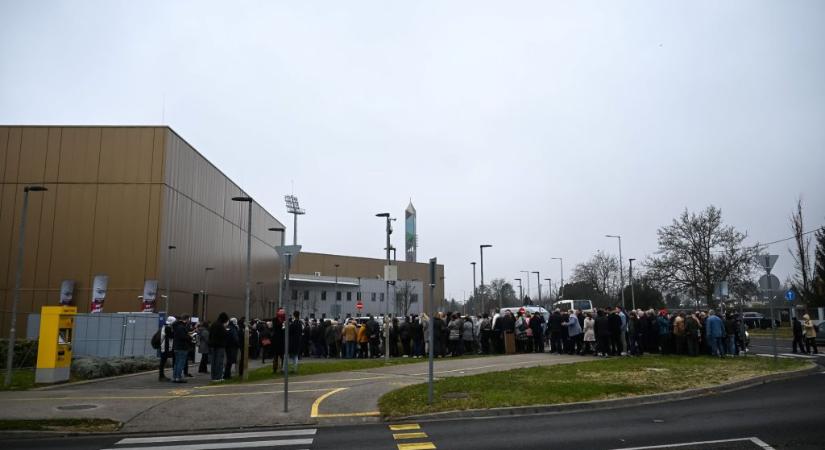 Mindenütt biztonsági emberek, rendőri készültség