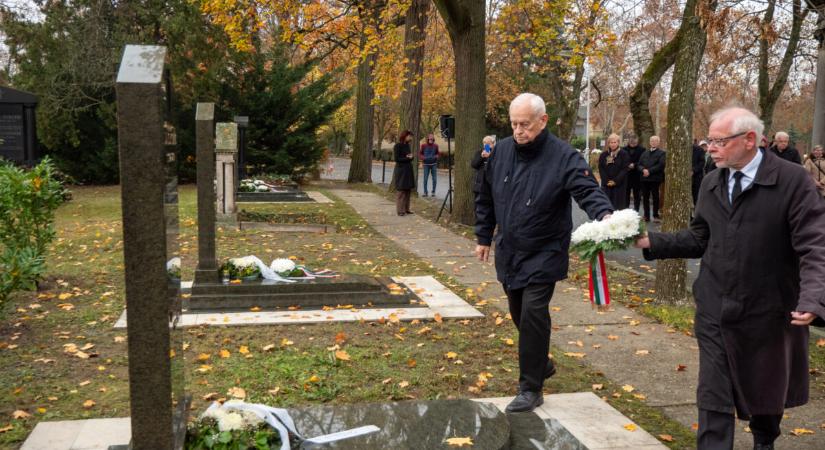 Harrach Péter: az emlékezet egységet kovácsol