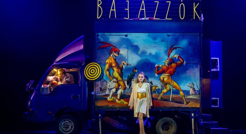 Egyedülálló látványvilággal kel életre a Bajazzók világa Szegvári Júlia első rendezésében