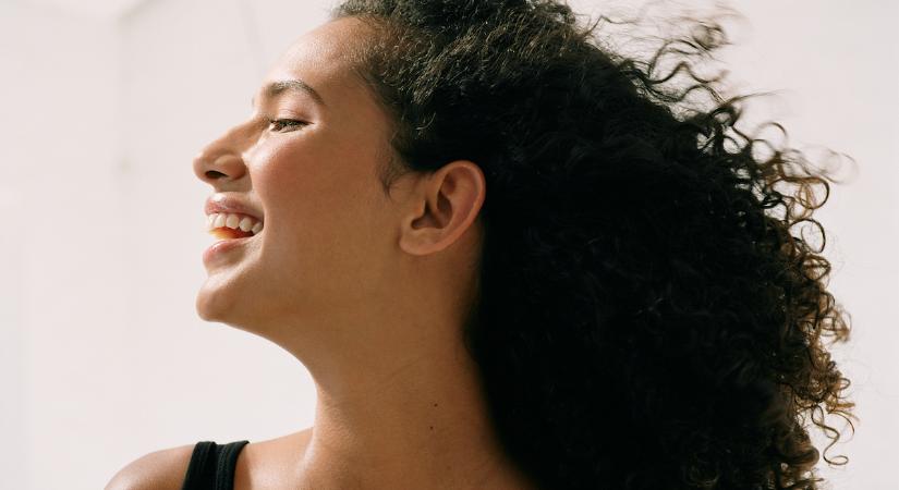 Ha göndör a hajad, ezt a lépést sohase hagyd ki – Még a hajmosás előtt ezt kell megtenned!