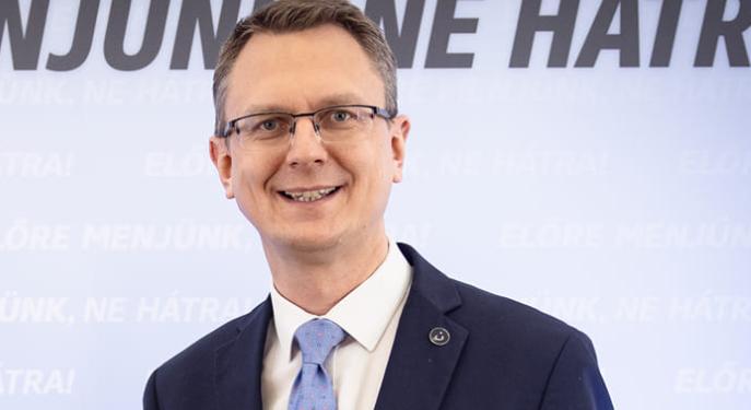 Rétvári Bence arcképével ellátott teakeveréket kaptak az aszódi csecsemők és szüleik