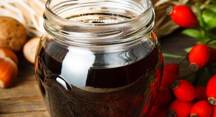 Őszi csipkebogyószörp: vitaminbomba üdítő készül belőle