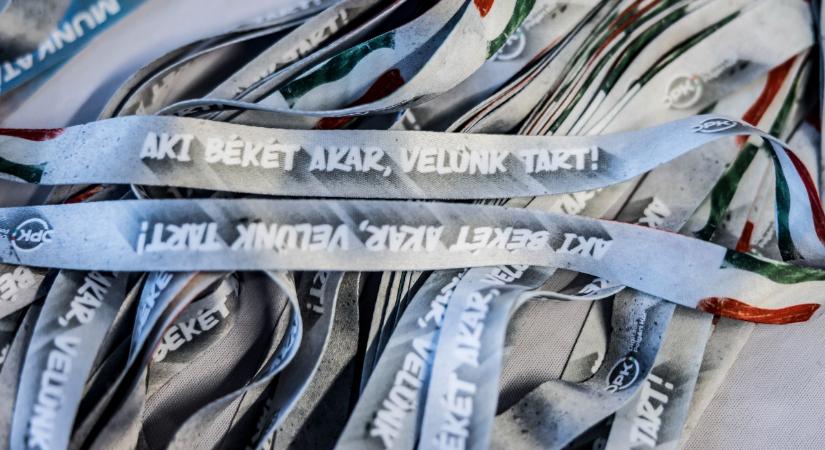 Háborúellenes Gyűlés: gyűlik a tömeg, megérkeztek az első fotók is