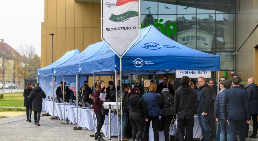 Érkeznek a résztvevők Orbán Viktor háborúellenesnek meghirdetett győri gyűlésére