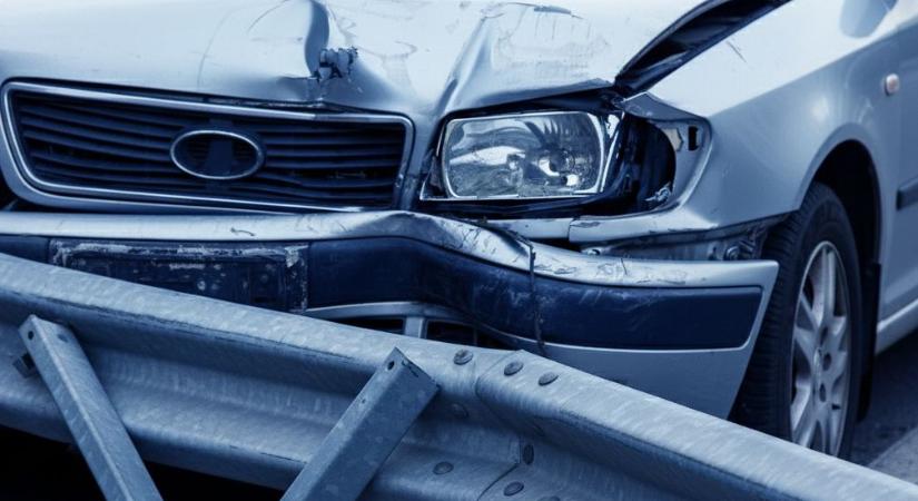 Szalagkorlátnak ütközött egy autó a 3-as főúton