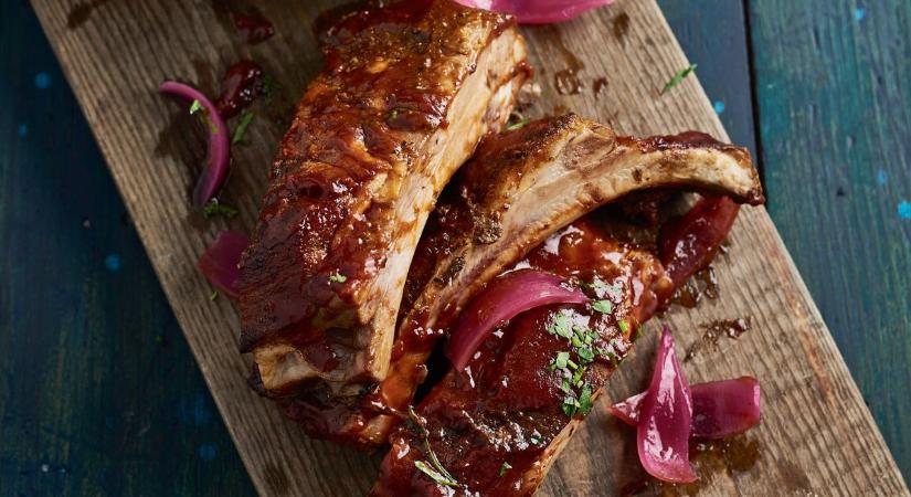 Mézes oldalas BBQ-szósszal és káposztasalátával
