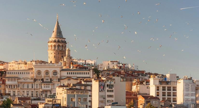 Ételmérgezés következtében meghalt egy édesanya és két gyermeke egy forgalmas, turisták által kedvelt isztambuli helyszínen