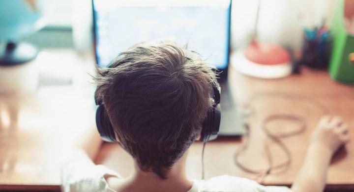 A túl sok képernyő előtt töltött óra súlyos egészségkárosodást okozhat a gyerekeknél