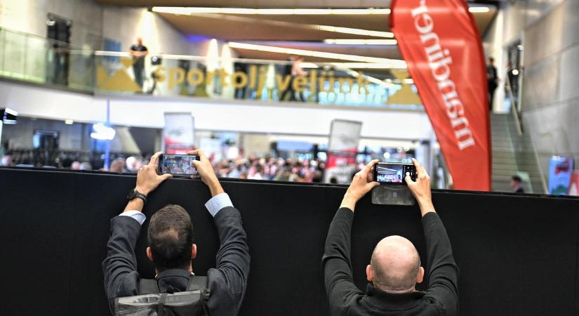 Orbános mörcs várta a mágneskapun túl a Digitális Polgárokat Győrben