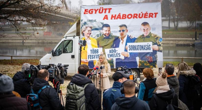 Szembesítő, háborús plakátokkal várják Magyar Pétert Győrben